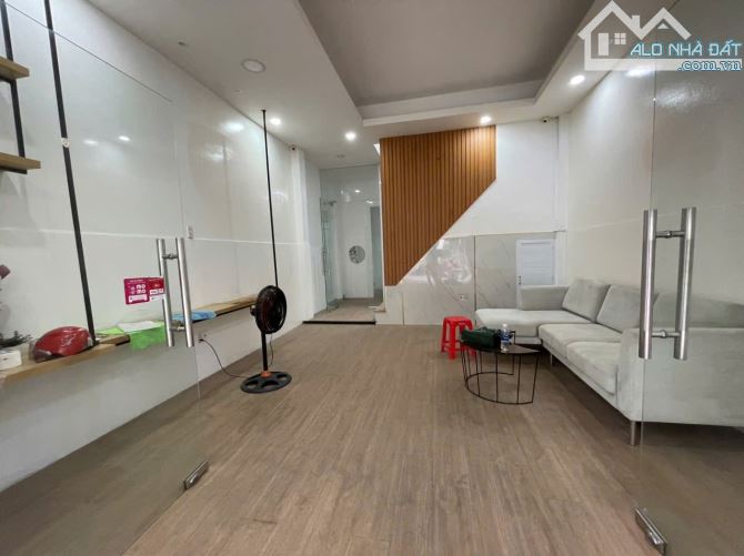 Nhà mặt tiền kinh doanh Phú Nhuận, hơn 100m2 ngang gần 5m, đang cho thuê 35Tr/tháng. - 1