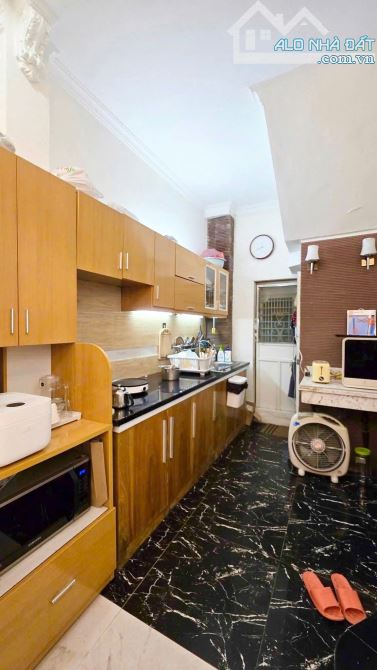 Bán nhà phố Đặng Tiến Đông - 10m ra mặt phố - 5 tầng - 3 phòng ngủ - Giá 8.6 tỷ ( CTL ) - 1