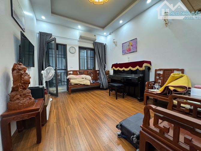 CẦU GIẤY - TRUNG TÂM - CÁCH 1 NHÀ RA Ô TÔ - 2 THOÁNG - NGÕ THÔNG - NHÀ ĐẸP 5 TẦNG- 13 TỶ - 13