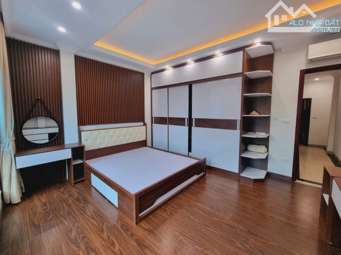 HOÀNG CẦU -ĐỐNG ĐA-PHÂN LÔ-VỊ TRÍ KIM CƯƠNG-Ô TÔ CHẠY VÒNG-7 TẦNG THANG MÁY-NHÀ MỚI-31 TỶ - 18