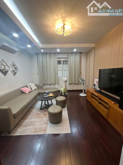 BÁN NHÀ Quận 2 Nhà 3 lầu tặng NT.đối diện công viên Sổ CN Giá TLcc - 2