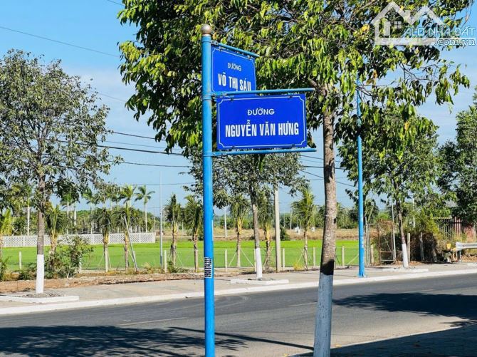 MẶT TIỀN NGUYỄN VĂN HƯNG - TT ĐẤT ĐỎ - CÁCH TỈNH LỘ 52 100M 🌈DT 500m2 - 35x24m sẵn 60tc - 2