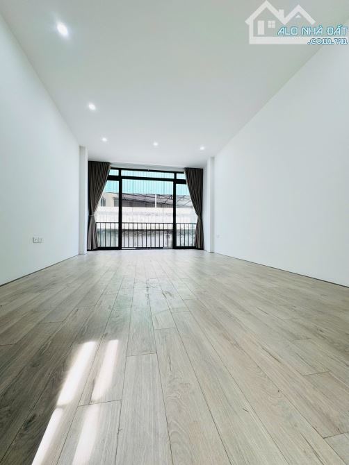Gần công viên Ngọc Thuỵ. 35m*5tầng, 20m ra mặt phố Hồng Tiến, cách cầu Long Biên 200m - 2