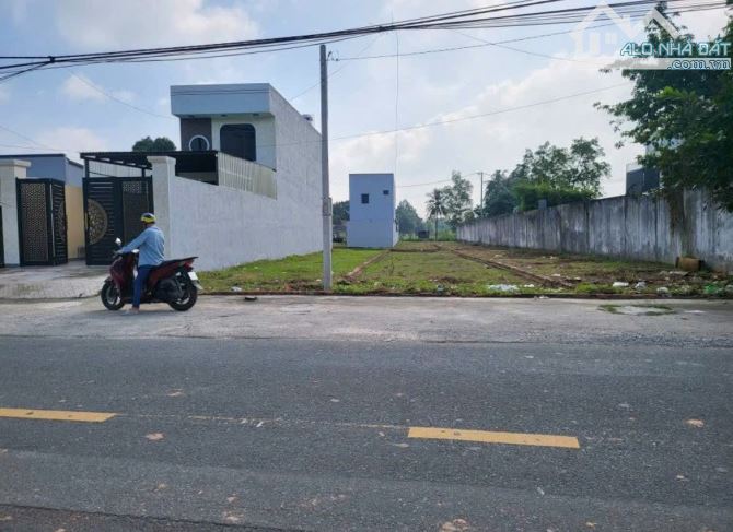 Bán gấp 740triệu lô đất MT Trần Văn Chẩm, Tân Thông Hội 180m2 , SHR - 2