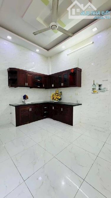 QUẬN 7 - NHỈNH 6T.Ỷ - 84M2 - 2 TẦNG 4PN - XE HƠI SÁT NHÀ - NGAY KCX - 1P QUA Q4 - 2