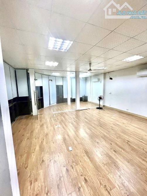 Bán nhà VIP Lĩnh Nam, 5 tầng, mặt tiền 8m, lô góc 3 thoáng, xe công đỗ cửa, 76m2, nhỉnh 23 - 2