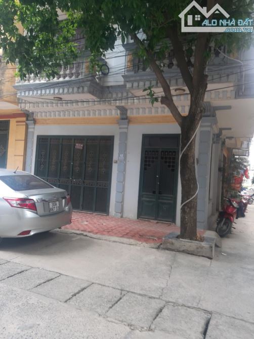 Cho thuê nhà ngõ 100 đường Hoàng Quốc Việt. Dt 40/50m2 x 5 tầng lô góc, 20 tr/tháng - 2