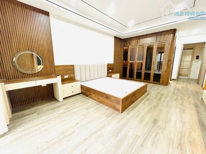 Bán nhà Tân Mai 45m2 x 5 tầng, thang máy, mới đẹp long lanh, ô tô ngủ trong nhà, giá 9,5 - 2
