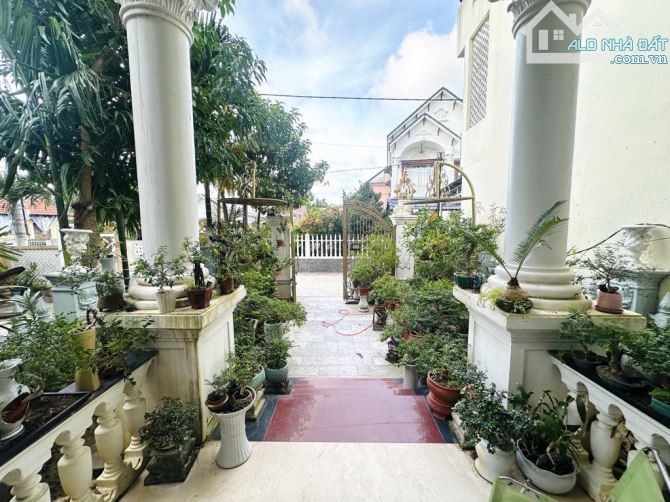 BÁN BIỆT THỰ 3 TẦNG XÂY DỰNG PHONG CÁCH CỔ ĐIỂN. DT: 135M2/ NGANG 6M.GIÁ CHỈ HƠN 6 TỎI - 2