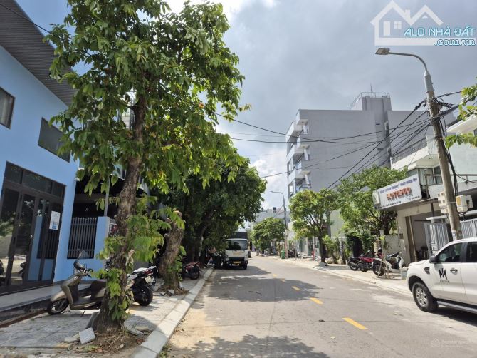 Bán tòa căn hộ 3 lô liền kề 3 tầng - diện tích đất 306m2 - giá 41 tỷ - 2