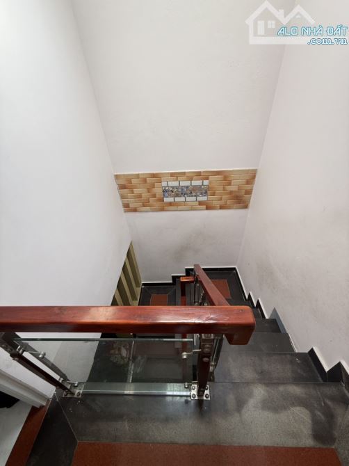 HUỲNH VĂN NGHỆ - TÂN BÌNH - NHÀ 2 TẦNG - 43 M2 - VUÔNG A4 - TẶNG NỘI THẤT - NHỈNH 3 TỶ. - 2