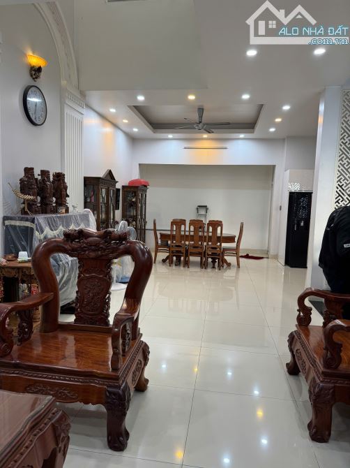Cho thuê căn biệt thự đường 23, Hiệp Bình Chánh, nhà xây 1 trệt 2 lầu, sân thượng. DT 8x15 - 2