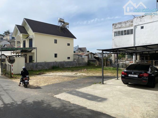BÁN LÔ ĐẤT YERSIN GIÁ TỐT - GẦN HỒ XUÂN HƯƠNG - ĐƯỜNG NHỰA OTO TẬN NƠI - CÓ THỂ TÁCH 2 LÔ - 2
