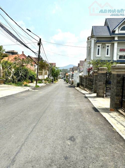 NHÀ CẤP 4 SÂN VƯỜN PHƯỜNG LÂM VIÊN, CÁCH HỒ XUÂN HƯƠNG 1KM - 2
