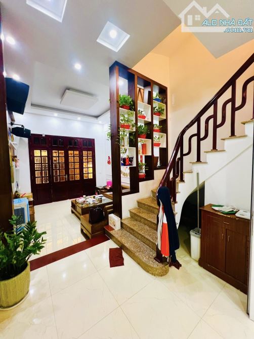 Bán nhà Hạ Yên Quyết - 77m2x5T - MT 4.8m - Gióa 15.6 tỷ - 2