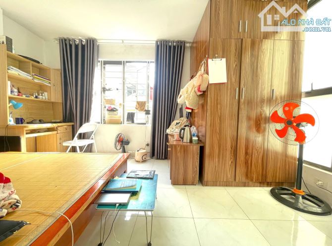 Bán nhà Hoàng Quốc Việt, ngõ thông, 5 tầng đủ công năng, ô tô qua nhà, giá hiếm - 2