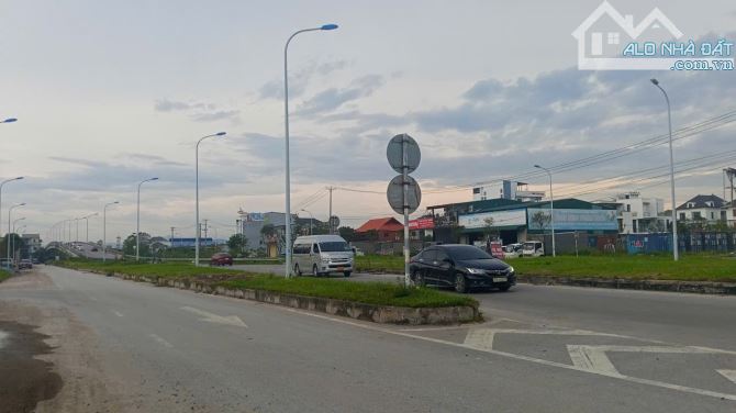 Bán 555m2 đất kinh doanh mặt đường 72m - Quán Bàu - 2