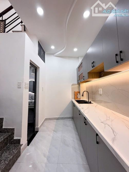 Bán nhà Bạch Đằng Bình Thạnh, Sát vách Hàng Xanh, 70m2 , 2 Tầng - 2