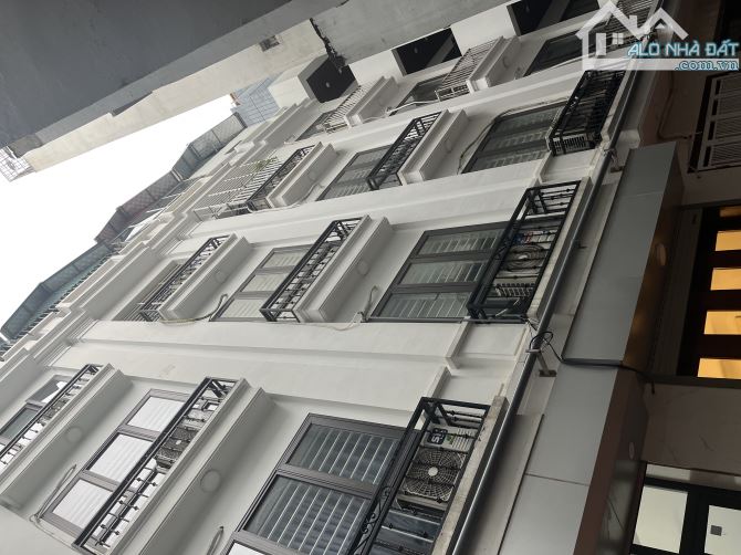 Cần bán gấp nhà 5 tầng phố Ngọc lâm , 20m ra ngõ thông ô tô , 200m lên cầu chương dươnbie - 2
