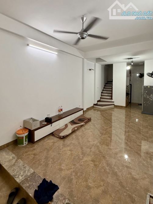 🏠 NGỌC LÂM 📍NHÀ ĐẸP  5 TẦNG VÀI BƯỚC RA PHỐ - GẦN Ô TÔ 📍  ✔️ Vị trí gần các trung tâm T - 2