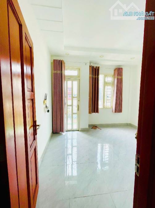 NGAY NGÃ TƯ NGUYỄN BIỂU - TRẦN HƯNG ĐẠO - CÁCH MẶT TIỀN 25M -NHÀ MỚI 4 TẦNG - 2