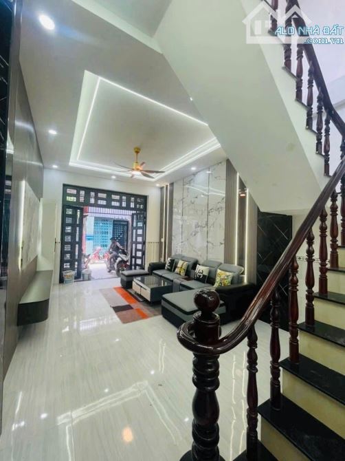 Gấp bán nhà 3 tầng 4pn hẻm xe hơi thông ngay LÊ VĂN KHƯƠNG Q12 DT 67M2 Hơn 4 tỷ - 2