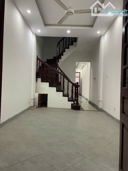 Cho thuê nhà Hoàng Văn Thái, Khương Trung, Thanh Xuân. DT 61m x 4 tầng, giá 19tr - 2