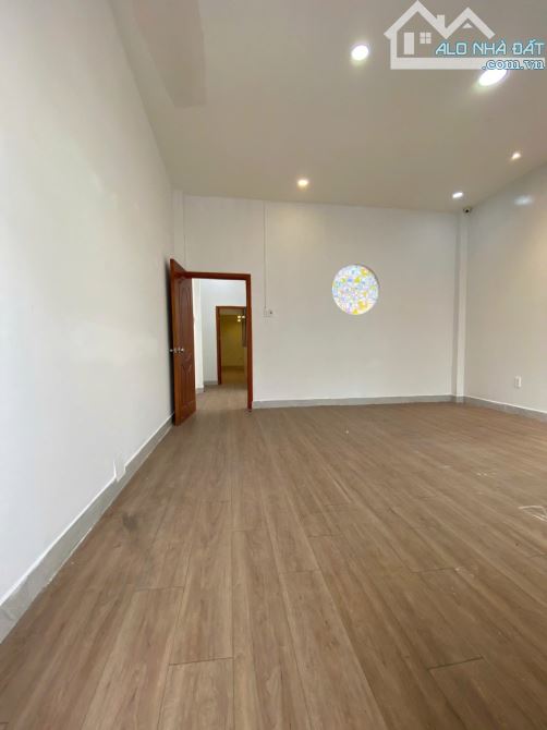 Nhà mặt tiền kinh doanh Phú Nhuận, hơn 100m2 ngang gần 5m, đang cho thuê 35Tr/tháng. - 2