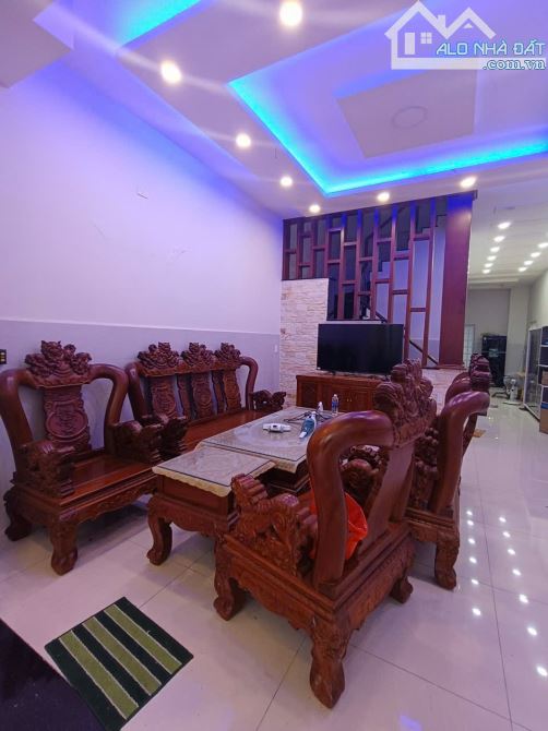 Bán nhà 3 tầng hẻm xe tải 8m kiên cố full nội thất Trung Đông gần Thị trấn Hóc Môn - 2