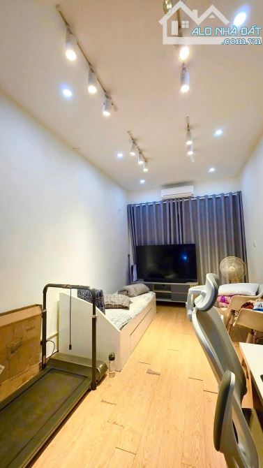 Bán nhà phố Đặng Tiến Đông - 10m ra mặt phố - 5 tầng - 3 phòng ngủ - Giá 8.6 tỷ ( CTL ) - 2