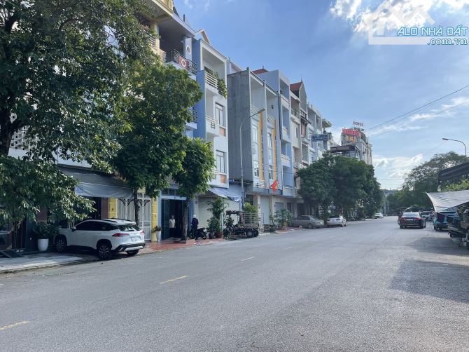 Bán đất tặng nhà mặt đường Hoàng Hữu Nhân Lô 22 Lê Hồng Phong - 60m2 - Tây Bắc - Đường 22m - 3