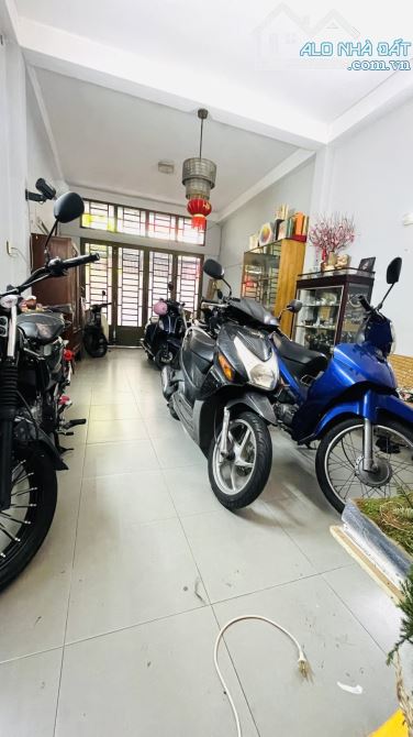 Bán nhà Quận 1 - hẻm xe hơi - 70m2 . 4 Tầng - dân trí cao - 3