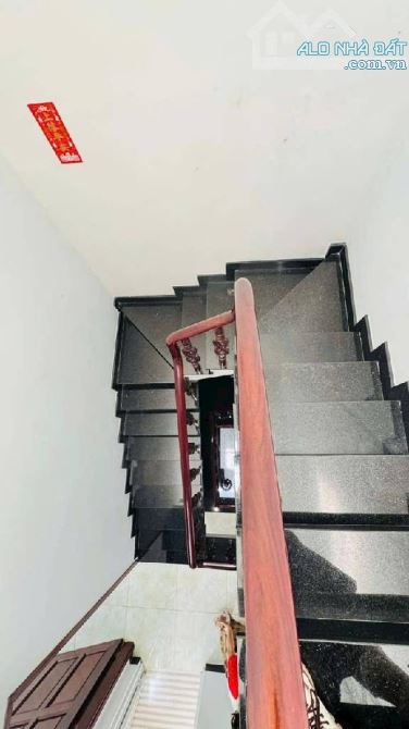 QUẬN 7 - NHỈNH 6T.Ỷ - 84M2 - 2 TẦNG 4PN - XE HƠI SÁT NHÀ - NGAY KCX - 1P QUA Q4 - 3