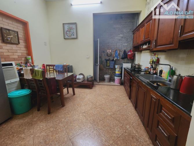 MẶT NGÕ- LÔ GÓC- DÂN XÂY- Ô TÔ VÀO NHÀ- GẦN NGAY PHỐ- ĐỖ NGÀY ĐÊM-HOÀNG HOA THÁM