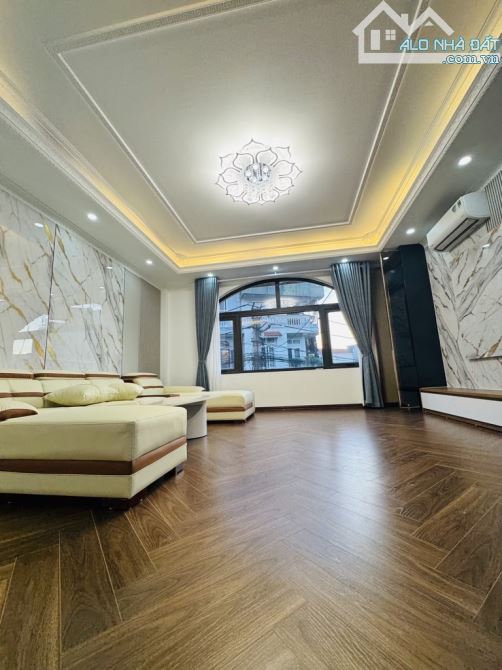 (Hàng f0) bán nhà Thạch Bàn - ngõ thông 7 chỗ - mới đẹp long lanh - lô góc - 50m -10 tỷ - 3