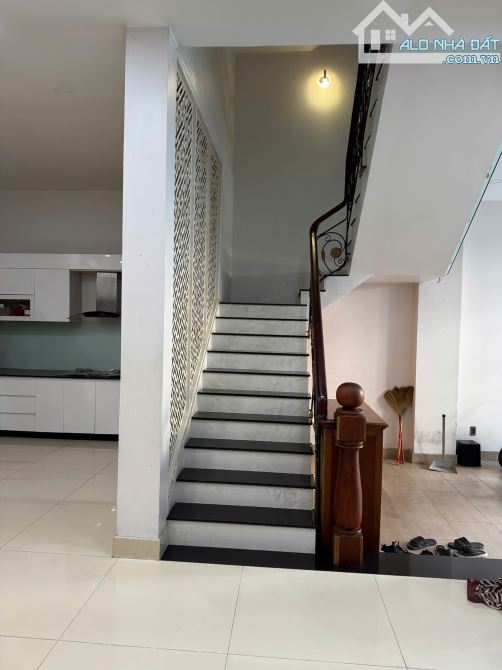 Cho thuê căn biệt thự đường 23, Hiệp Bình Chánh, nhà xây 1 trệt 2 lầu, sân thượng. DT 8x15 - 3