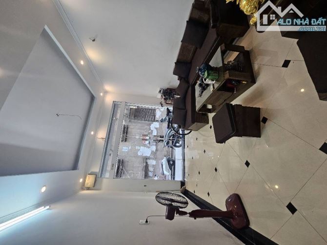 Bán nhà phố Giáp Nhị ngõ thông, 10m ra oto tránh. DT 40mx5T, MT 3.8m - 3
