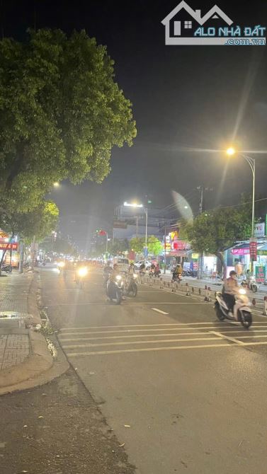 Bán nhà Mặt Tiền đường Lê Văn Quới, Góc Kinh Doanh 196m2 ( 7.45x 26 ) , Tiện xây cao tầng - 3