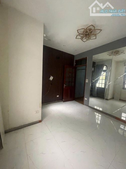 Cho thuê nhà Lạc Trung, Hai Bà Trưng - Phân lô, Ô tô thông, Vỉa hè - 3