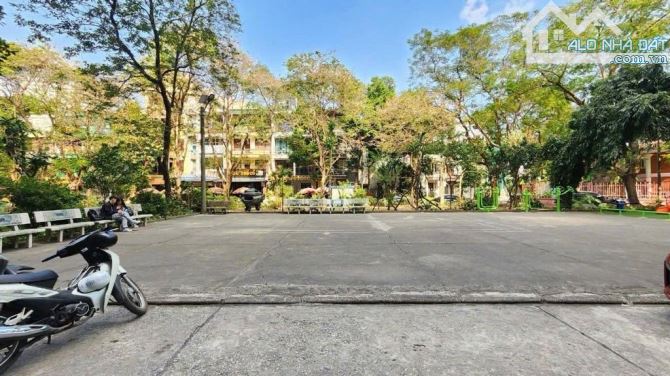 Bán nhà Cc CT3 Bắc Linh Đàm, HN, DT 68m2, giá bán 5.1 tỷ 🔥Mô tả: ☀️ Nhà lô góc view công - 3