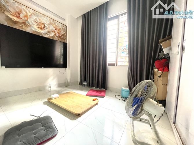 Hoàng Quốc Việt - 18m2 - 5 tầng - Gần phố - Ngõ thông - Dân xây - 3