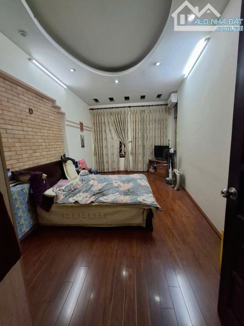 MẶT NGÕ- LÔ GÓC- DÂN XÂY- Ô TÔ VÀO NHÀ- GẦN NGAY PHỐ- ĐỖ NGÀY ĐÊM-HOÀNG HOA THÁM