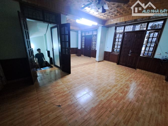 Cho thuê nhà ngõ 100 đường Hoàng Quốc Việt. Dt 40/50m2 x 5 tầng lô góc, 20 tr/tháng - 4