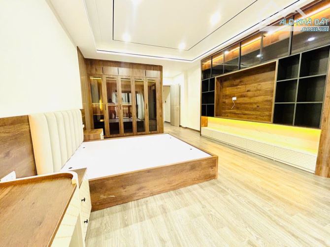 Bán nhà Tân Mai 45m2 x 5 tầng, thang máy, mới đẹp long lanh, ô tô ngủ trong nhà, giá 9,5 - 4
