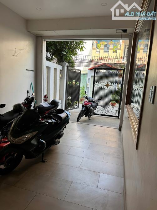 Cho thuê căn biệt thự đường 23, Hiệp Bình Chánh, nhà xây 1 trệt 2 lầu, sân thượng. DT 8x15 - 4