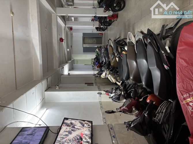 MẶT TIỀN KINH DOANH 2 CHIỀU CÁCH MẶT TIỀN CỘNG HOÀ CHƯA TỚI 5 CĂN - NGANG 19 x 20 - 4