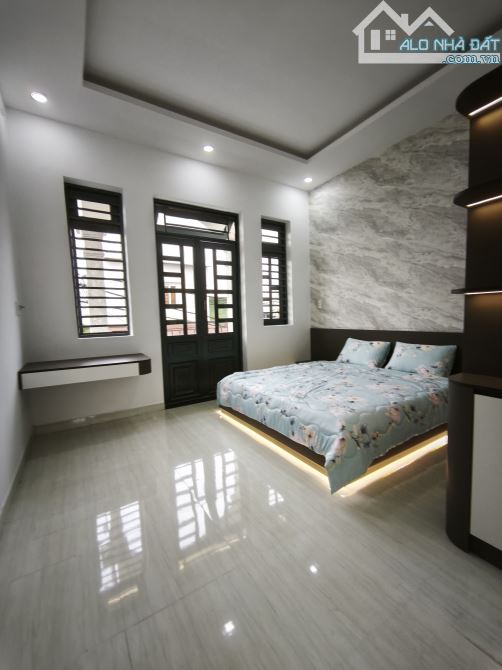 Gấp bán nhà 3 tầng 4pn hẻm xe hơi thông ngay LÊ VĂN KHƯƠNG Q12 DT 67M2 Hơn 4 tỷ - 4