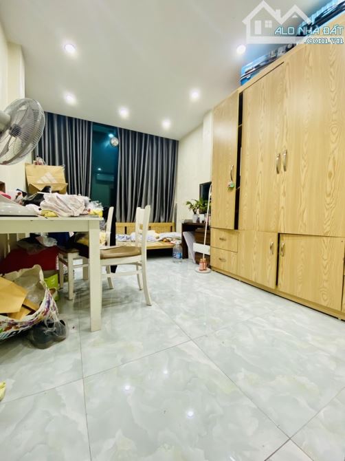 Biệt Thự phân lô phố Chùa Láng- 20m ra mặt ngõ oto- Diện tích 25m2- 5 tầng 3 ngủ- Giá 7 tỷ - 4