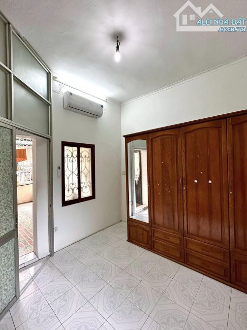 Cho thuê nhà nguyên căn ngõ Văn Chương, Khâm Thiên, Đống Đa. DT 30m x 3 tầng, giá 7.5tr - 4