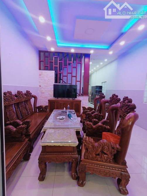 Bán nhà 3 tầng hẻm xe tải 8m kiên cố full nội thất Trung Đông gần Thị trấn Hóc Môn - 4